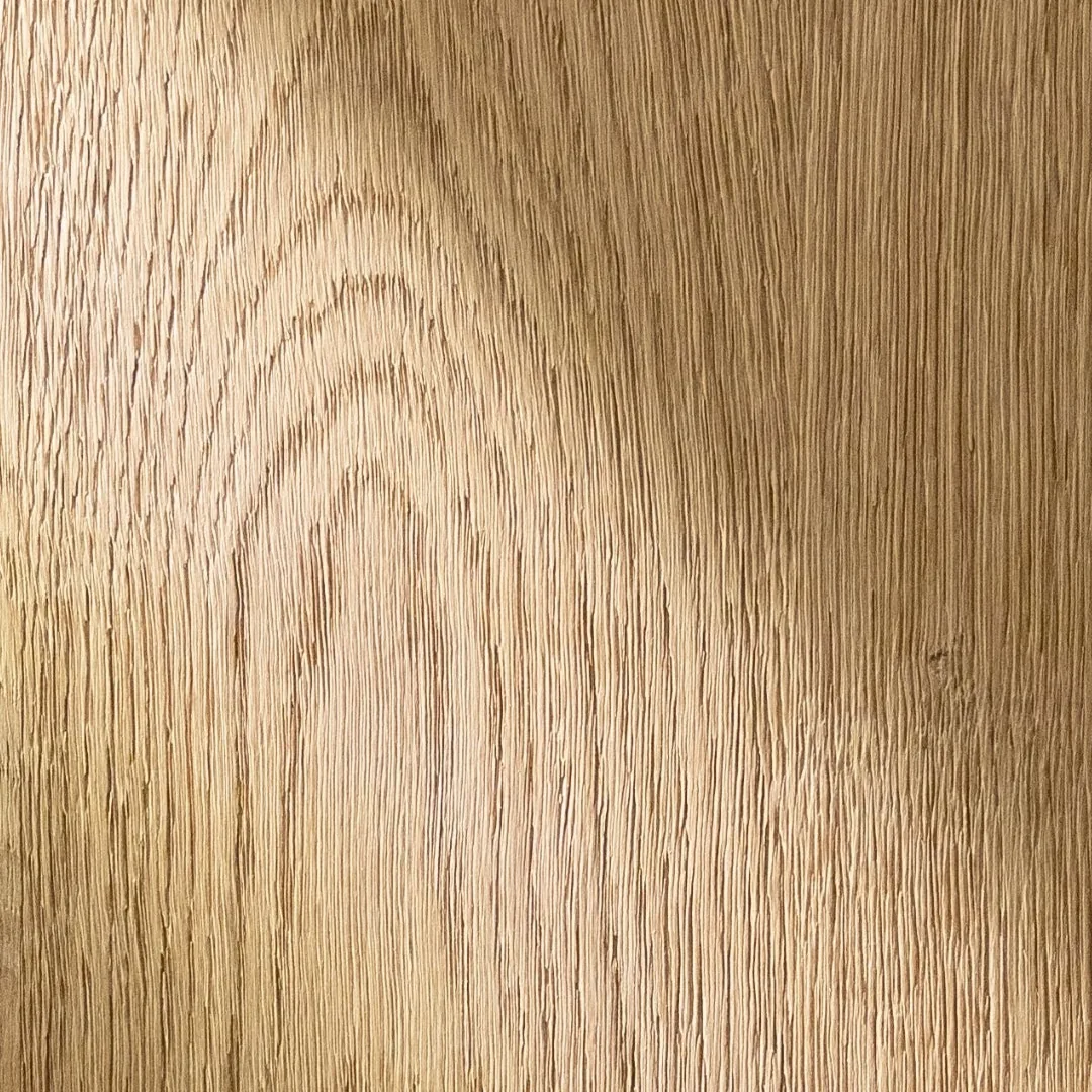 Detalj četkane teksture hrasta iz Querkus kolekcije furniranih ploča